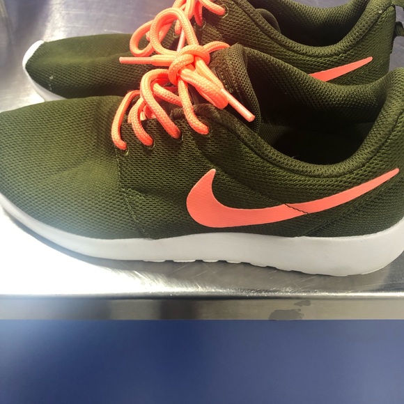 Nikes hunter green and pink - Picture 3 of 3